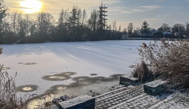 Die Eisschicht auf dem Kehler Altrhein ist nicht so stabil, wie sie aussieht.  | Foto: Stadt Kehl