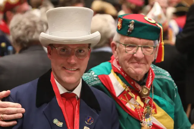 Der eine ist es schon, der andere wird es bald werden: Manuel Hagel (l.) soll 2026 Träger der Goldenen Narrenschelle werden. Ministerpräsident Winfried Kretschmann nennt die Schelle seit 2014 sein eigen. | Foto: Nicole Frick/VSAN