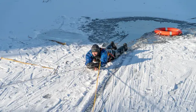 Der "Gerettete" wird liegend ans Ufer gezogen. | Foto: Stadt Kehl