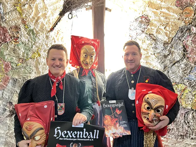 Adrian Penner, stellvertretender Zunftmeister (links) und Stefan Konprecht, Pressearbeit, stellen das Programm der Offenburger Hexen vor. | Foto: gro