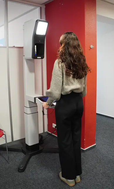 Im Bürgerbüro der Stadt Oberkirch können Pass- und Ausweisdokumente seit vergangenem Jahr mithilfe von Point-ID-Geräten beantragt werden. Das biometrische Lichtbild wird dabei direkt vor Ort digital erfasst.  | Foto: Tamara Fritsch/Stadt Oberkirch