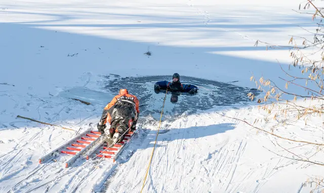 Mit zwei Leitern nähert sich der Retter. | Foto: Stadt Kehl
