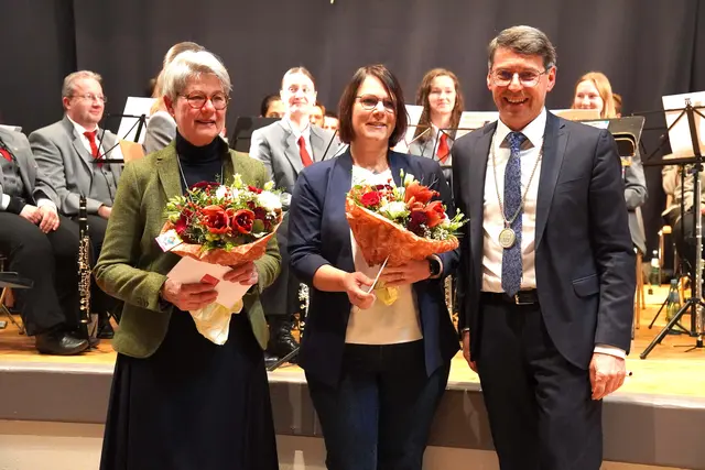 Bürgermeister Bruno Metz (1.v.r.) dankte den Vertreterinnen der Nachbarschaftshilfe Ettenheim, der Vorsitzende Ulrike Schmidt und der Einsatzleiterin Ramona Rehnisch, für ihren Einsatz. | Foto: Stadt Ettenheim