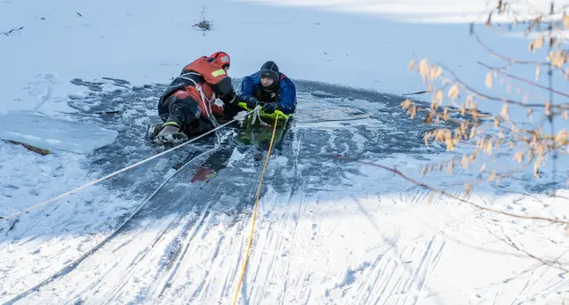 Auch ein flaches Brett aus Kunststoff kommt zum Einsatz. | Foto: Stadt Kehl
