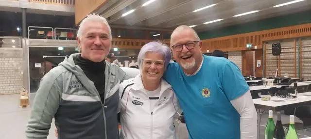 Dass der Bogensport Menschen verbindet – auch über Ländergrenzen hinweg – zeigten Jean-Yves Sprauel aus Frankreich, Sabine Herm vom BSC Zell und Jürgen Scholl vom BS Nürtingen | Foto: Sabine Herm