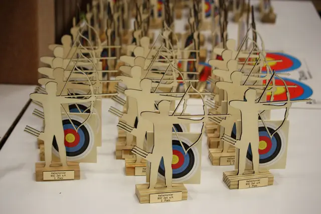 „Das sind unglaublich liebevoll gestaltete Pokale“, brachte es eine Schützin vom BCD Stegen auf den Punkt. | Foto: Sabine Herm