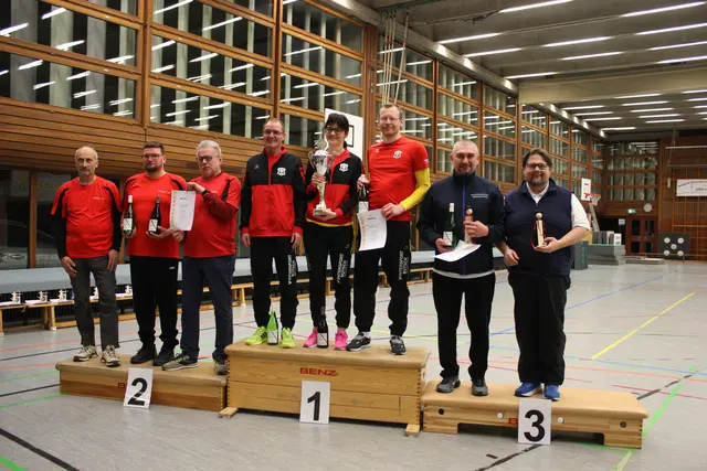 In der Blankbogenklasse holte sich die SGi Denkingen mit den Schützen Alexander Billek, Sandra Heiss und Artur Hoffmann den Wanderpokal. Gefolgt vom Team der SSG Hohberg mit Bernd Winkler, René Zehnle und Michael von Gostomski. Den dritten Platz sicherte sich der BS Berghaupten mit Ralf Herhaus, Stefan Ruck und Alexander Herhaus (nicht auf dem Bild).  | Foto: Sabine Herm
