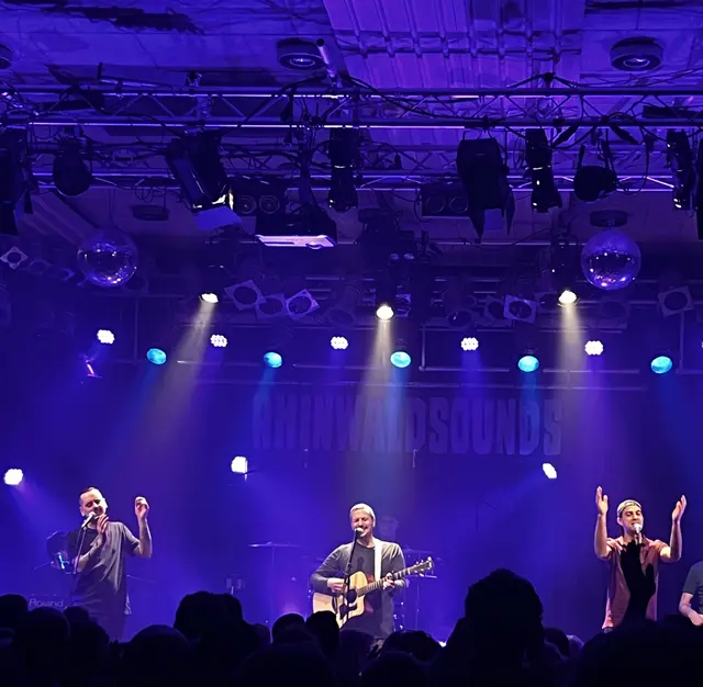 Patrik Lehmann (v. l.), Dominik Büchele und Dominik Binnig sorgen im Schlachthof Lahr für ausgelassene Stimmung. | Foto: Lea Wölfle