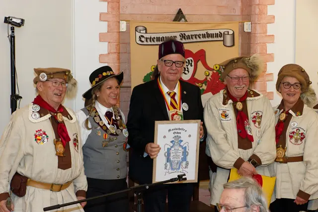 Willi Stächele (MItte) wurde der Maulschellenorden des Quintusconcilium des Ortenauer Narrenbundes verliehen. Auf Bild sind zu sehen (v. l.) Karl Hansert, Silvia Boschert, Rolf Dieter Karl und Ute Raabe-Kothe | Foto: Jürgen Müller