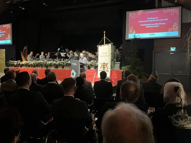 Weibischof Christian Kratz aus Straßburg sprach die Segenswünsche. | Foto: mak