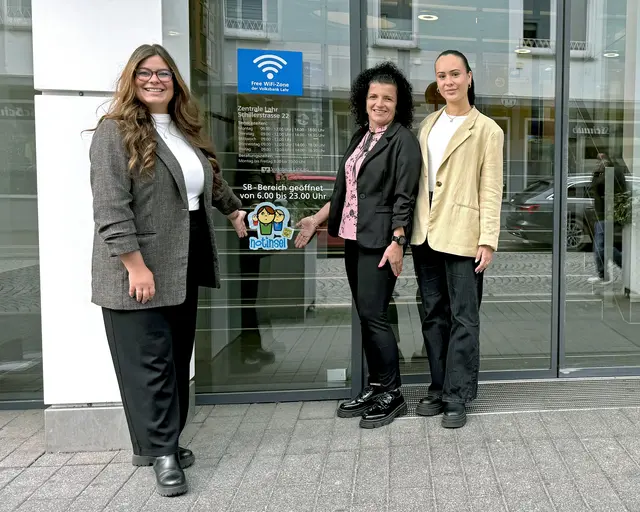 Der Aufkleber am Eingang der Volksbank signalisiert: „Wo wir sind, bist Du sicher.“ Julia Ibig (v. l.), Melanie Hättig und Andrea Ungelfucht vom Team der Hauptstelle Schillerstraße sowie die Mitarbeiter im Wertehaus und in der Filiale Eisenbahnstraße helfen Kindern in Not.
 | Foto: Volksbank Lahr