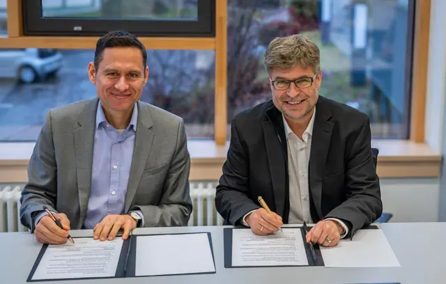 Ralf Schneider (Schulleiter, Berufliche Schulen Achern) und Ralf Meier (Schulleiter, Grimmelshausenschule Renchen) bei der Vertragsunterzeichnung | Foto: Grimmelshausenschule Renchen