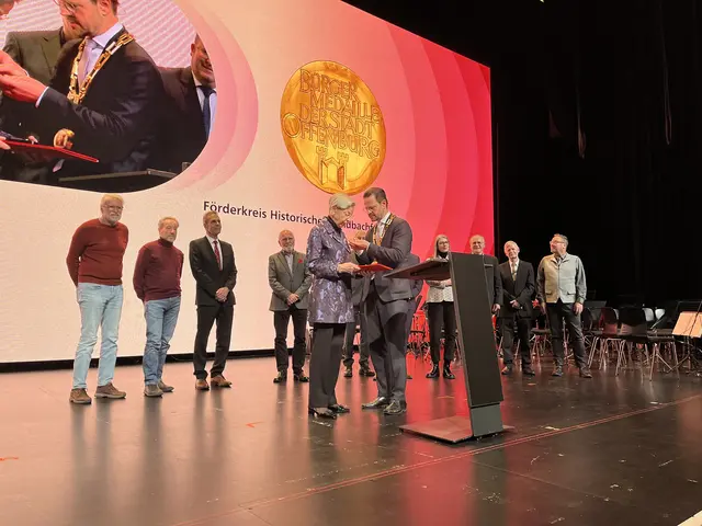 Stellvertretend für alle Mitglieder des Förderkreises Historischer Waldbachfriedhof erhielt dessen Vorsitzende Cornelia Kalt-Jopen die Bürgermedaille. | Foto: gro