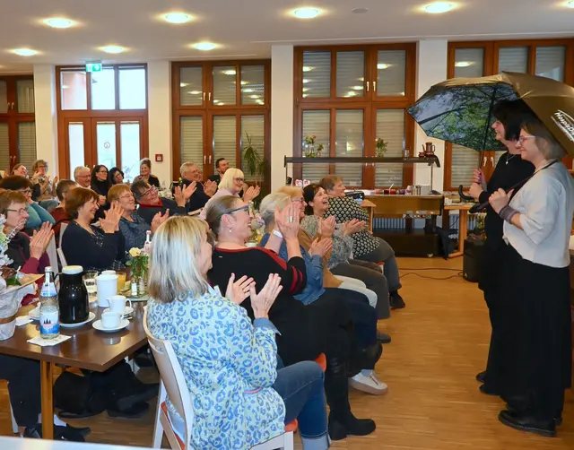 Silke Bohnert und Natalie Wimmer präsentierten beim Danke-Frühstück die Schirme, die alle ehrenamtlichen Mitarbeiter des Hospizdienstes Acher-Renchtal erhielten. | Foto: Michaela Gabriel