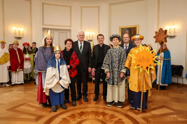 Ministerpräsident Winfried Kretschmann und seine Ehefrau Gerlinde mit der Sternsingergruppe der Pfarrgemeinde St. Mauritius Renchen-Ulm | Foto: Staatsministerium Baden-Württemberg