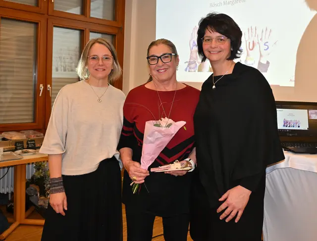 Margarete Rösch (Mitte) aus Achern ist seit zehn Jahren ehrenamtliche Hospizbegleiterin. Es dankten ihr die Leiterin des ökumenischen Hospizdienstes Acher-Renchtal, Silke Bohnert (rechts) und die hauptamtliche Mitarbeiterin Natalie Wimmer. | Foto: Michaela Gabriel