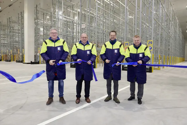 Bei der Bandzerschneidung zur offiziellen Inbetriebnahme des Edeka-Tiefkühllagers Offenburg (v. l. n. r.): Peter Ganteführer, Betriebsleiter Logistikzentrum Offenburg Edeka Südwest, Rainer Huber, Sprecher des Vorstands Edeka Südwest, Oberbürgermeister Marco Steffens, Klaus Fickert, Vorstand Edeka Südwest  | Foto: Daniel Godde. 