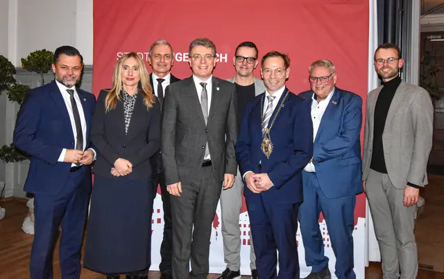 Andreas Heck, Bürgermeister Hohberg (v. l.), Amalia Lindt-Hermann, Bürgermeister Ortenberg, Günter Pfundstein, Bürgermeister Zell, Landrat Thorsten Erny, Eric Weide, Bürgermeister Friesenheim, Bürgermeister Sven Müller, Bernd Bruder, Bürgermeister Ohlsbach und Jonas Breig | Foto: Stadt Gengenbach