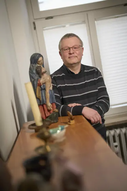 Stefan Meisert im Pfarrbüro der neuen Großgemeinde, das sich in Offenburg befindet.  | Foto: Michael Bode