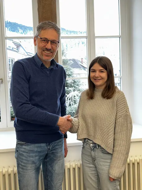 Bürgermeister Marc Winzer begrüßt Hebamme Hanna Storz. | Foto: Stadt Hornberg