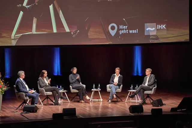 Talk beim Neujahrsempfang (von links): Moderiert von IHK-Hauptgeschäftsführer Dr. Dieter Salomon sprachen Glassomer-Gründerin Dr. Dorothea Helmer, TV-Köchin Viktoria Fuchs, Haufe-Geschäftsführerin Birte Hackenjos und Sick-Vorstandsvorsitzender Dr. Mats Gökstorp über Herausforderungen und Stärken des Standorts. | Foto: IHK SO/Michael Bode
