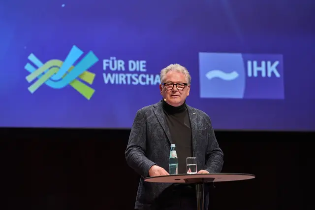 IHK-Präsident Eberhard Liebherr eröffnete den Neujahrsempfang: „Wir haben am südlichen Oberrhein besondere Stärken, die gerade in unsicheren Zeiten tragen: einen leistungsfähigen, tief in der Region verwurzelten und oft familiengeführten Mittelstand, der langfristig denkt und eine hohe Investitionskraft aufweist.“ | Foto: IHK SO/Michael Bode