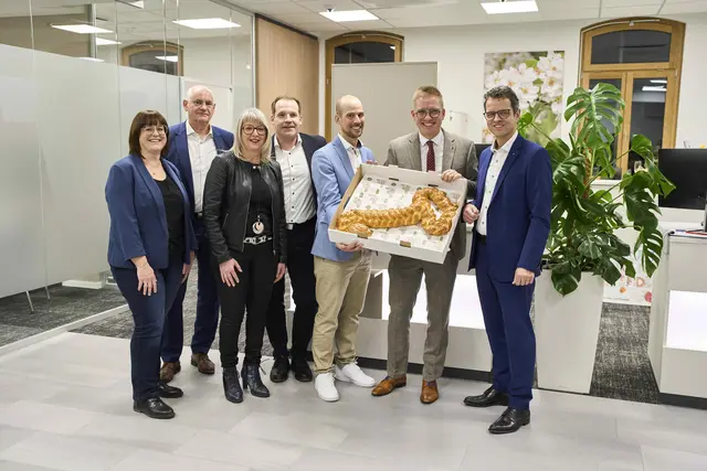 Bürgermeister Dr. Kai-Achim Klare (2. v. r.) hat einen großen gebackenen Schlüssel mitgebracht. | Foto: Volksbank Lahr/Michael Bode