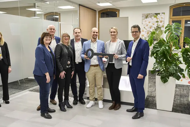 Planerin Sandra Kiefer-Weber übergab nach der abgeschlossenen Baumaßnahme den Filial-Schlüssel wieder an Filialleiter Simon Schell und sein Team.  | Foto: Volksbank Lahr/Michael Bode