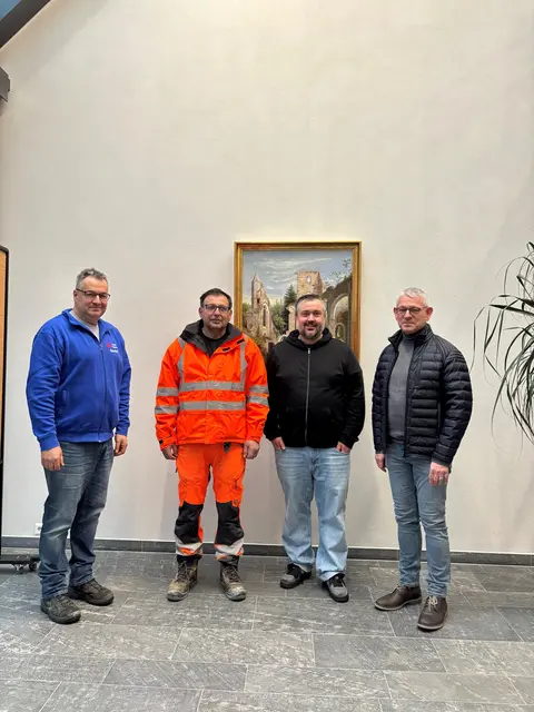 Bürgermeister Uwe Gaiser (r.) heißt die neuen Mitarbeiter herzlich willkommen. Die Stadt Oppenau freut sich auf eine gute Zusammenarbeit und wünscht Fredy Knapps Thommen sowie Florian Käshammer viel Freude und Erfolg bei ihren neuen Aufgaben. | Foto: Stadt Oppenau