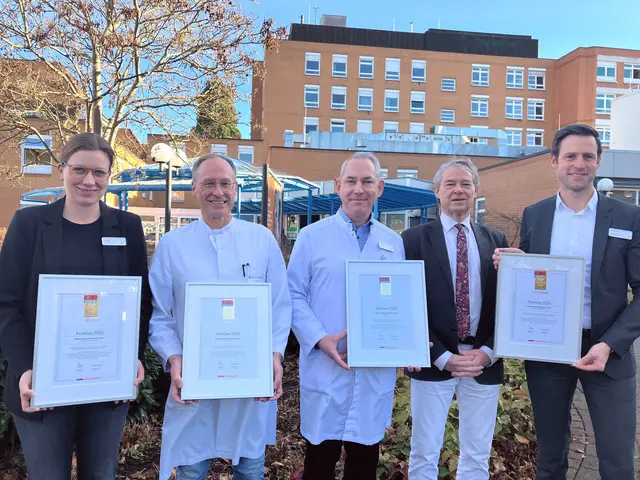 Freuen sich über die Auszeichnung durch Focus Gesundheit: (v. l.) Pflegedirektorin Daniela Neff, Professor Dr. Uwe Pohlen, Privatdozent Dr. Vincent Ries, Professor Dr. Klaus Schmidtke und Klinikdirektor Mathias Halsinger. | Foto: Ortenau Klinikum/Christian Eggersglüß