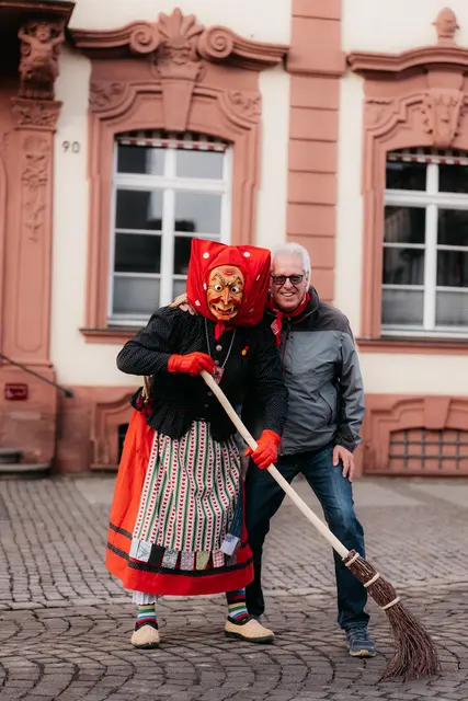 Es war ein emotionaler Moment: Hans-Peter Wenz (r.) hatte die Maske seines Vaters den Offenburger Hexen geschenkt. Am Samstag wurde spontan entschieden, sie noch einmal bei der Eröffnung der Fastnacht auf dem Wochenmarkt "laufen zu lassen". | Foto: Offenburger Hexenzunft