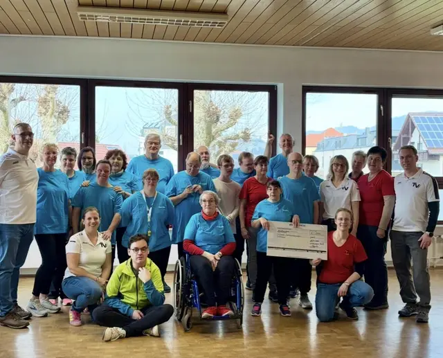 Große Freude bei der Inklusionsgruppe des TV Lauf übe die Spende der Landfrauen.  | Foto: TV Lauf