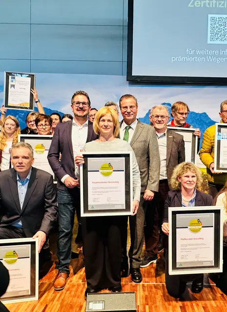 Freuen sich über die Auszeichnung Mitte v.l.n.r.: Kappelrodecks Bürgermeister Stefan Hattenbach, Tourismusleiterin Bianca Lang, Landwirtschaftsminister von Baden-Württemberg Peter Hauk (CDU) und Klaus-Peter Mungenast  | Foto: Copyright: DWV / Hauenstein 