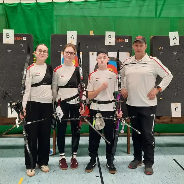 Über die Ergebnisse der Landesmeisterschaft freuten sich( von Links) Jette-Sofie Künstle, Stella Müller und Noah Müller mit ihrem Trainer Riccardo Hehr. | Foto: Udo Müller