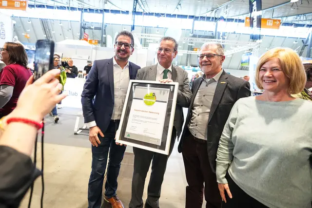 Freuen sich über die Auszeichnung v.l.n.r.: Kappelrodecks Bürgermeister Stefan Hattenbach, Landwirtschaftsminister von Baden-Württemberg Peter Hauk (CDU), Klaus-Peter Mungenast und Tourismusleiterin Bianca Lang  | Foto: DWV / Hauenstein 