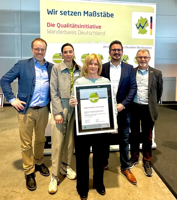 Freuen sich über die Auszeichnung v.l.n.r.: Dr. Bernd Hartmann Geschäftsführer des Deutschen Wanderverbandes, Selina Kabis Hauptgeschäftsführerin des Schwarzwaldverein mit Tourismusleiterin Bianca Lang, Kappelrodecks Bürgermeister Stefan Hattenbach mit  Klaus-Peter Mungenast | Foto: Copyright: DWV / Hauenstein 