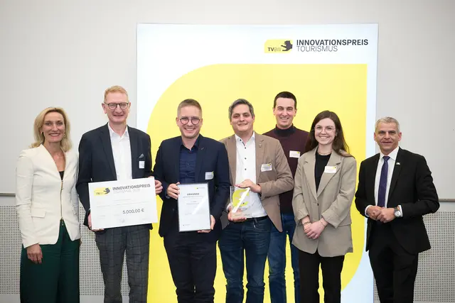 Bildunterschrift: Freude herrscht bei den Vertretern der Erlebnisregion über den Gewinn des Innovationspreises: Christine Schönhuber (1. v. l.)(Geschäftsführerin Tourismus Marketing GmbH BW), Thomas Gedemer, Kai-Achim Klare, Lukas Scheub, Mirko Masen, Mareike Kopf und Patrick Rapp (Staatssekretär Wirtschaftsministerium). 

 | Foto: TVBW / Thomas B. Jones