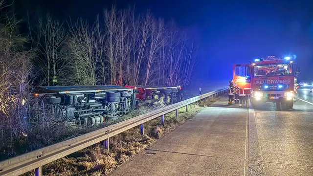 In der Nacht ist ein LKW auf der A5 bei Appenweier umgekippt.  | Foto: Christina Häußer/EinsatzReport24