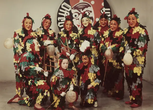 Auf diesem historischen Foto sind die Hansele der Offenburger Hexenzunft mit der typischen Saubloder zu sehen. Mit ist auch Margot Wacker als Hansele  | Foto: Offenburger Hexenzunft