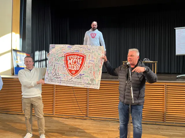 Konrektor Marco Fritzsche (l.) und Christof Terglane mit dem Plakat, auf dem Grundschüler unterschrieben haben, dass es an ihrer Schule kein Mobbing mehr geben soll, im Hintergrund Carsten Stahl. | Foto: ag