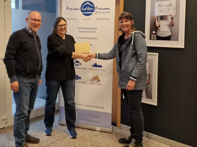 Bernhard Münchbach, musikalischer Leiter des EBO (v. l.) und Orchestersprecherin Ines Scherer  übergeben den Erlös der Adventskonzerte an Petra Fränzen, Geschäftsführerin von "Frauen helfen Frauen Ortenau e.V.". | Foto: EBO