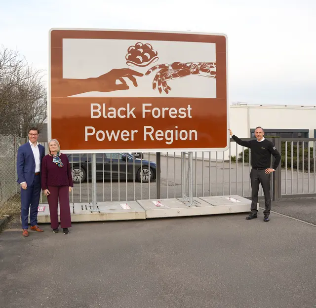 Aufsichtsratsvorsitzender von nectanet und Oberbürgermeister der Stadt Oberkirch, Gregor Bühler, nectanet-Wirtschaftsbeiratsvorsitzende Brigitta Schrempp und nectanet-CEO Dominik Fehringer vor dem Touristischen Hinweisschild | Foto: nectanet