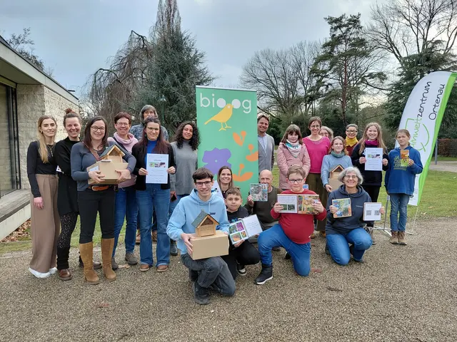 Zufriedene Gesichter: Schülerinnen und Schüler, Lehrkräfte und Jury-Mitglieder freuen sich über den gelungenen Wettbewerbs-Abschluss. | Foto: Stadt Offenburg/Christoph Lötsch