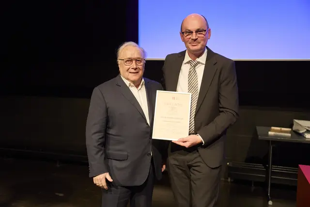 Rektor Stephan Trahasch (rechts) zeichnete die Unternehmerpersönlichkeit Markant-Präsident Franz-Friedrich Müller für seinen Einsatz für Bildung, Soziales und Nachhaltigkeit mit der Ehrensenatorwürde der Hochschule aus. | Foto: Hochschule Offenburg
