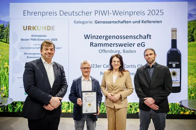 Die Parlamentarische Staatssekretärin Martina Englhardt-Kopf (2. v. r.) überreichte gemeinsam mit Prof. Dr. Oliver Trapp, Institutsleiter JKI (r.) und DLG-Präsident Hubertus Paetow (l.)  auf der Grünen Woche in Berlin den Ehrenpreis des Deutschen PIWI-Weinpreises an die Winzergenossenschaft Rammersweier eG (vertreten durch Kellermeister Siegfried Kiefer, 2. v. l.).
 | Foto: DLG