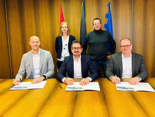 Offizieller Startschuss für die Teilnahme an der IHK-Ortsmittenberatung bei der Unterzeichnung: Alwin Wagner stellvertretender Hauptgeschäftsführer IHK Freiburg (vorne v. l.), Bürgermeister Stefan Hattenbach, Vorstand des Gewerbevereins Kappelrodeck Joachim Kasper, Bauamtsleiterin Nora Ludihuser (hinten v. l.) und IHK-Innenstadtberater Thomas Kaiser

 | Foto: Gemeinde Kappelrodeck/Jasmin Liebich