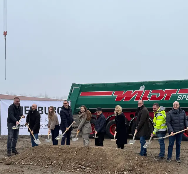 Von links: Volker Kern (Helmut Kern GmbH), Jonathan Arbogast (Freyler Stahlbau GmbH), Sophia Wildt, Rolf Wildt, Julia Wildt, Norbert Wildt, Lioba Keinburg (Keienburg Architekten), Thomas Lag ( Keienburg Architekten) und Sven Trenkle (Trenkle GmbH) | Foto: Friedrich Wildt GmbH