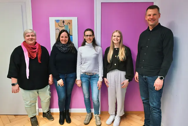 Auf dem Gruppenfoto sind folgende Personen vom Diakonischen Werk (von links) zu sehen: Ulrike Haeusler (Fachsbereichsleitung), Elena Rösch, Sabine Herzog, Melina Stocks (alle Fachberatung) sowie Mario Herrmann (Dienststellenleitung Offenburg und Hausach, stellvertretender Geschäftsführer).  | Foto: Felix Neumann