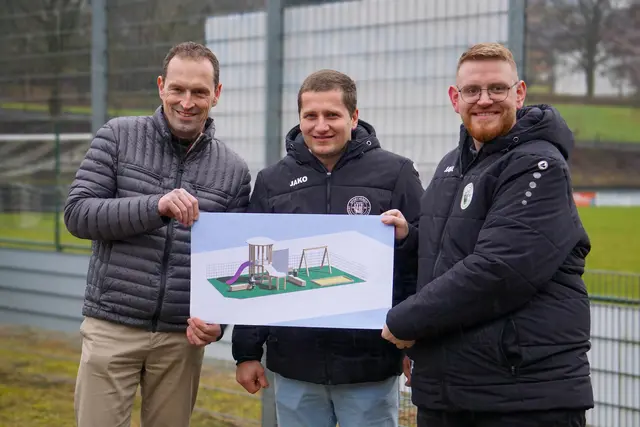 Bürgermeister Richard Weith, Jugendleiter Marius Herrmann
und Sportvorstand Steven Flassig präsentieren den
Spielplatzentwurf am geplanten Standort. | Foto: SV Oberharmersbach