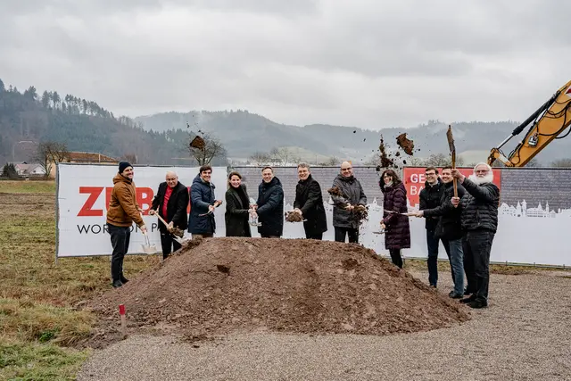 Setzten den ersten Spatenstich (von links): Fabian Schmidt, Harter + Kanzler Architekten; Manfred Armbruster, Ortsvorsteher Bermersbach; Simon Delpy, PSB Wasner GmbH; Julia Lovell Hammad, Ortsvorsteherin Schwaibach; Sven Müller, Bürgermeister Gengenbach; Thorsten Erny, Landrat Ortenaukreis; Ulrich Fischer, Rektor Geschwister-Scholl-Grundschule; Beate Brudy, Leiterin Abteilung Kindergarten und Schulen der Stadt Gengenbach; David Brungs, Ed. Züblin AG; Bernhard Schwendemann, Standortleiter Offenburg Ed. Züblin AG; Albert Wußler, Stellvertretender Ortsvorsteher Reichenbach.  | Foto: Stadt Gengenbach